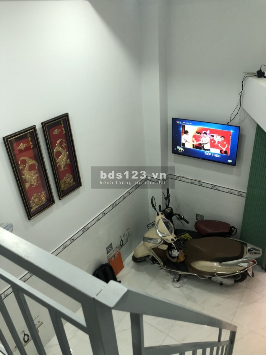 Bán nhà 654 Lạc Long Quân, 22m2, dtsd 46m2, hxh, Quận Tân Bình, chỉ 2 tỷ 4