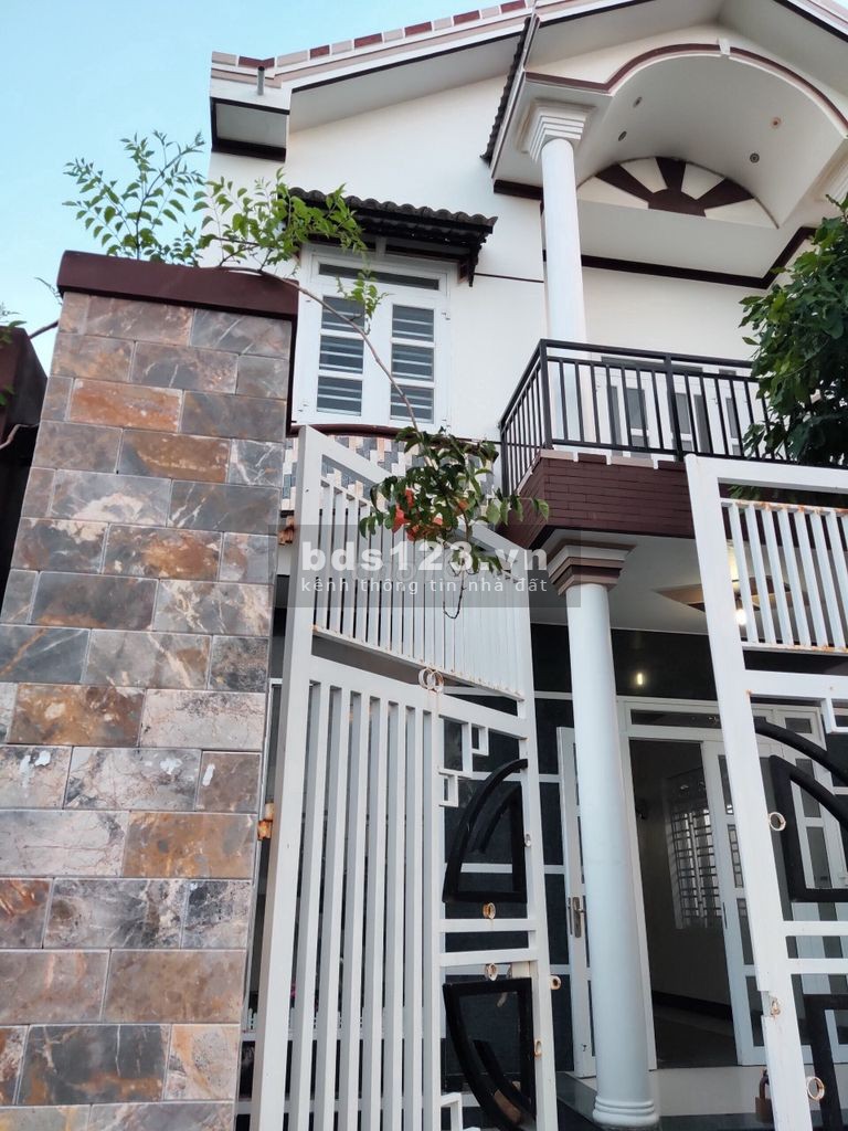 Cho thuê nhà ở và văn phòng, có sân đậu ô tô, giá 6 triệu/tháng
