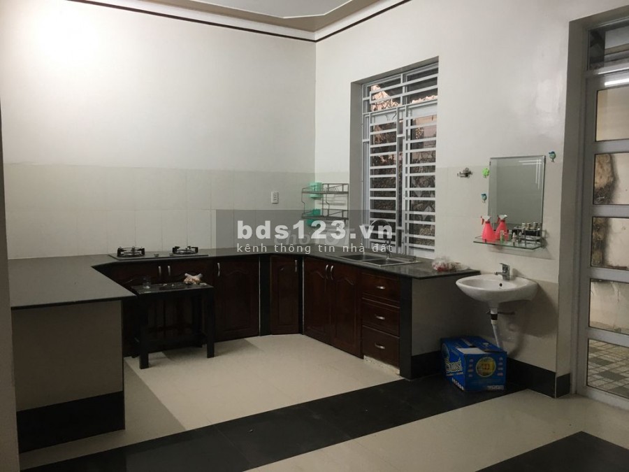 Cho thuê nhà ở và văn phòng, có sân đậu ô tô, giá 6 triệu/tháng