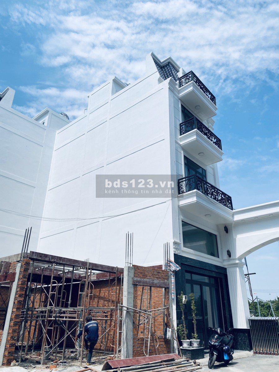 Nhà đẹp 5 tầng gần sông có thang máy, DT 5x16m, đường xe hơi, SHR