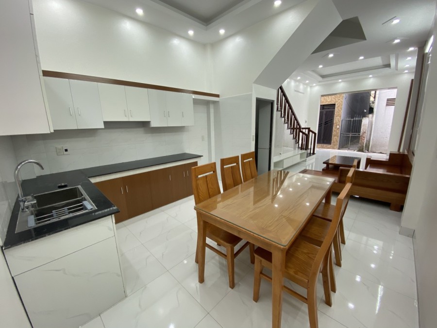 Bán nhà mặt phố Hoàng Mai Hà Nội vị trí kinh doanh DT: 105m2 2 tầng giá 80tr/m