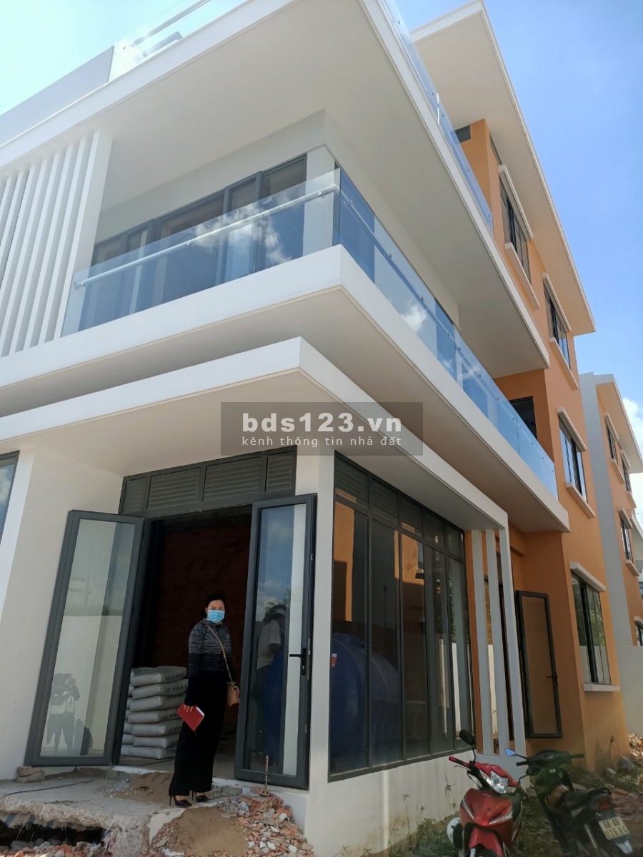 Cần bán căn biệt thự song lập Phú Cường, hướng Bắc đối diện sân Golf, nhà đã có sổ, lh 0945677849