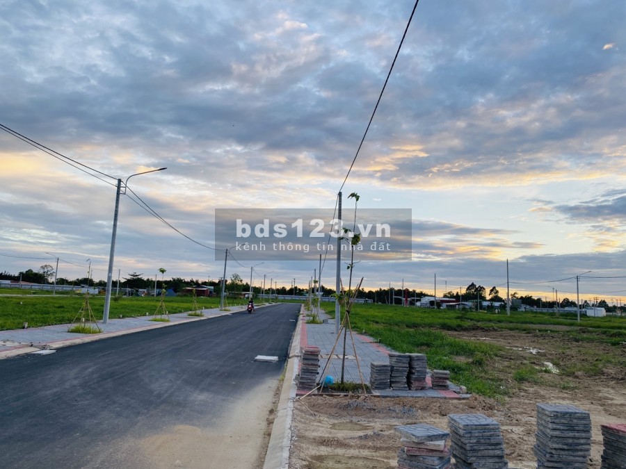 Cần bán gấp cặp nền vị trí đẹp ngay trung tâm dự án thuận lợi kinh doanh, mua bán