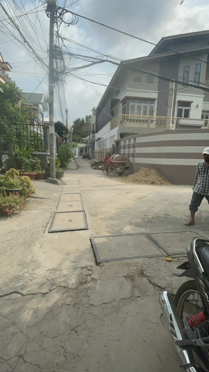 Bán nhà mặt tiền hẻm xe hơi sát chợ Linh Xuân thành phố Thủ Đức