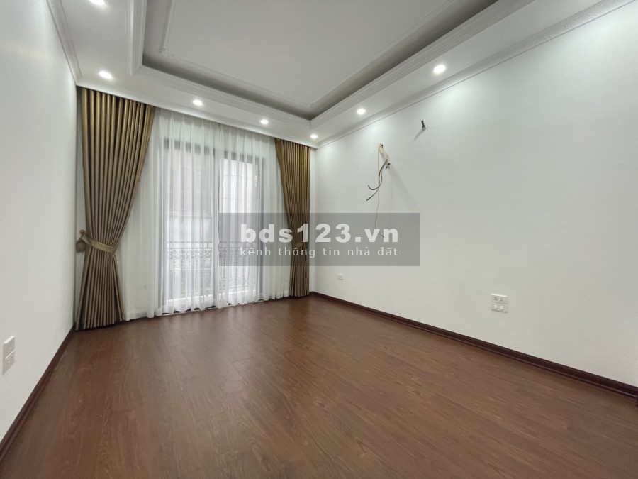 Bán nhà Bồ Đề dân trí cao, an ninh tốt, dt 31m2, giá 3.4 tỷ, hướng Đông Bắc