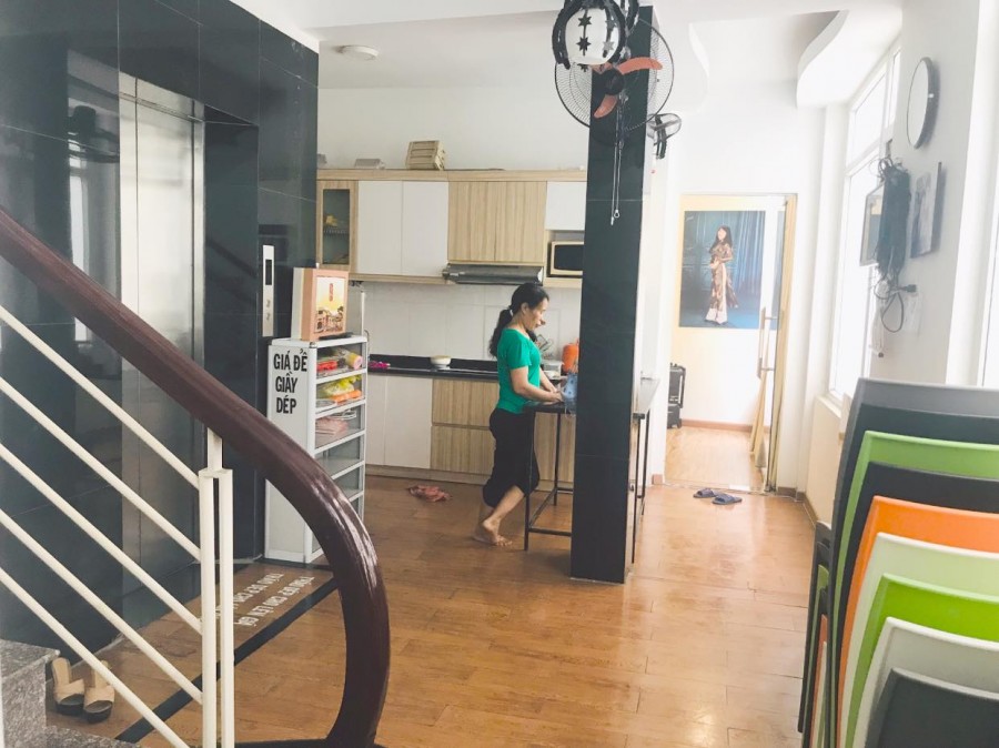Bán gấp nhà phố Vương Thừa Vũ ngõ ô tô 5m, thang máy, dt 42m2, 6 tầng, mt 6m, nhỉnh 6 tỷ