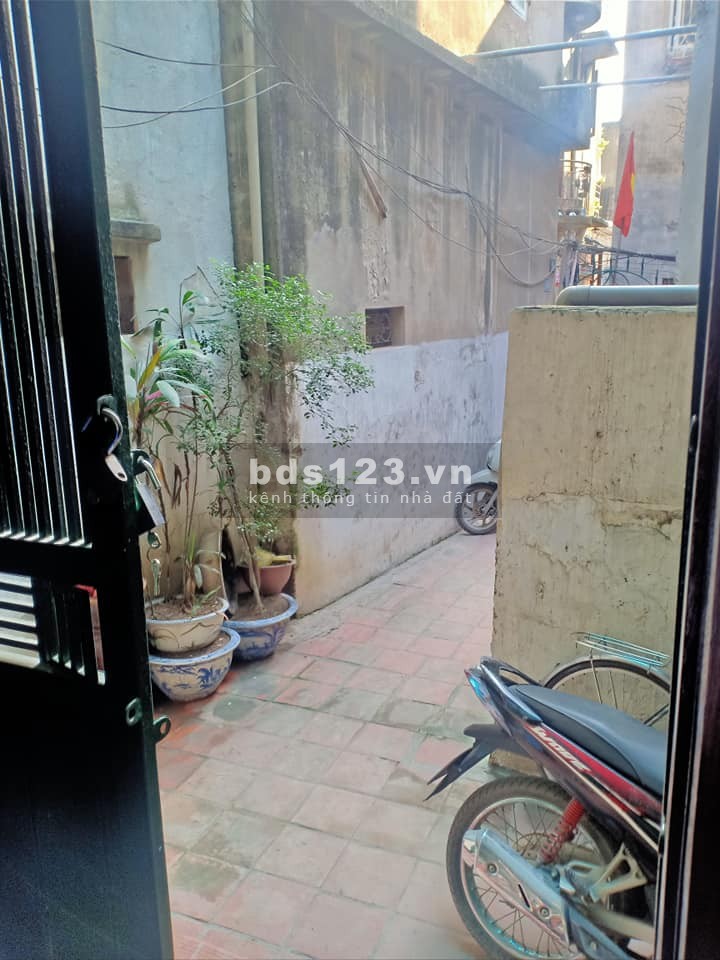 Bán nhà Định Công, dt 55m2, gần đường to trước nhà thoáng mát, giá 3.3 tỷ