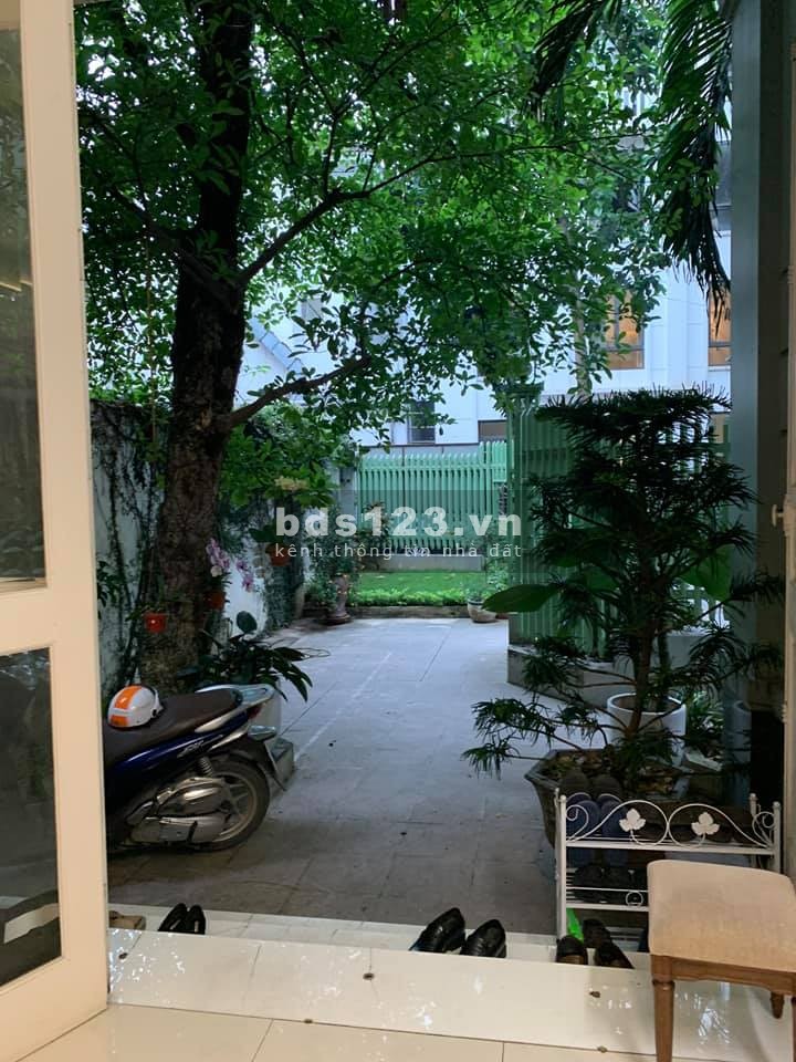 Cần bán căn biệt thự Nguyễn Khánh Toàn cực đẹp, bao rộng thoáng mát, dt 230m3, giá 36 tỷ