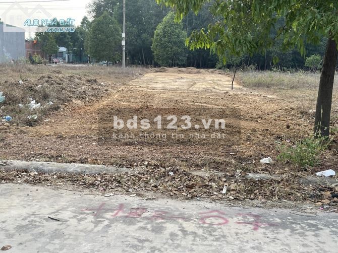 Gia đình khó khăn nên cần bán lô đất vị trí đẹp 100m2, chính chủ, SHR, thổ cư 100%, gần KCN