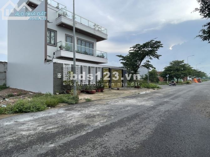 Bán gấp lô góc 2 mt lớn (20m và 12m) khu dân cư Tân Đức thổ cư 100 %