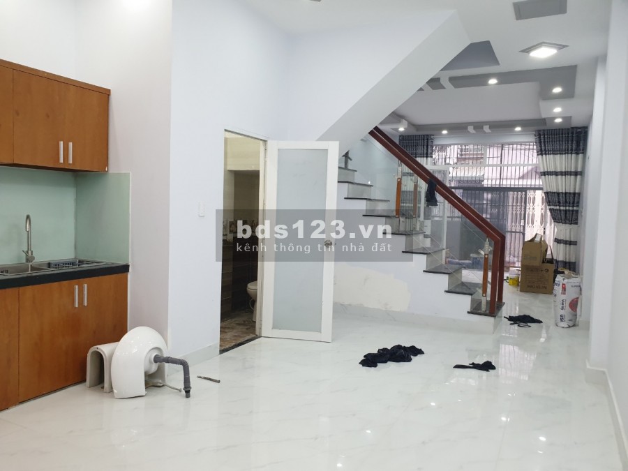 Bán gấp nhà hẻm Lê Quang Định cách mặt tiền đường lớn đúng 1 căn nhà