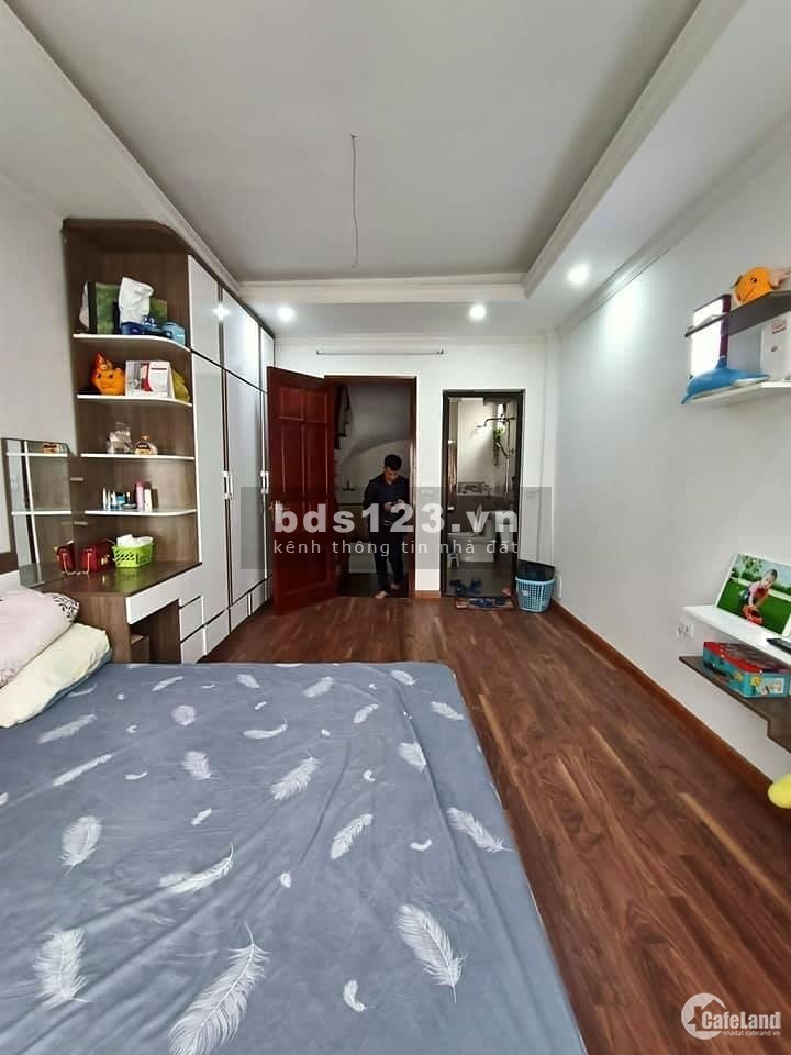Bán nhà Bạch Mai, dt 65m2, 5.5 tỷ, 4 tầng, mt 6.5m, sát phố ô chờ thang máy