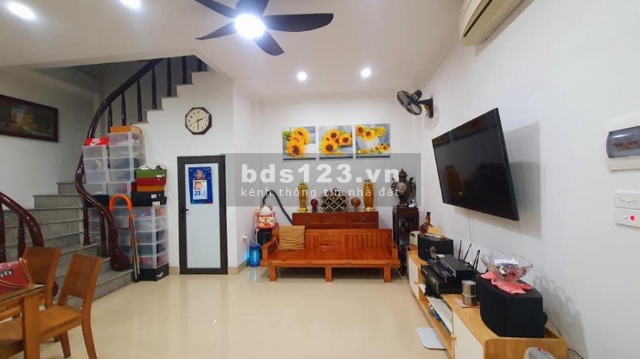 Cần tiền bán gấp nhà phố Hoàng Như Tiếp Long Biên, ô tô sát nhà