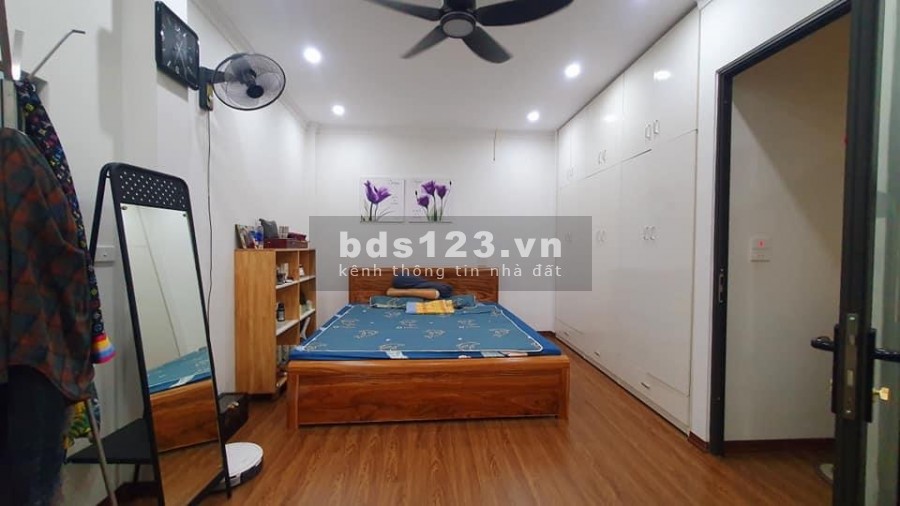 Cần tiền bán gấp nhà phố Hoàng Như Tiếp Long Biên, ô tô sát nhà
