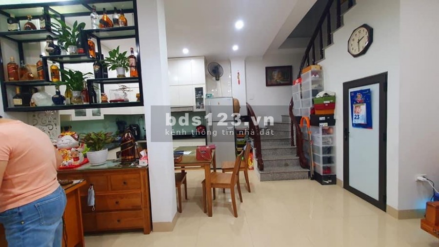 Cần tiền bán gấp nhà phố Hoàng Như Tiếp Long Biên, ô tô sát nhà
