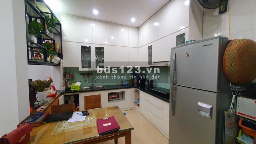 Cần tiền bán gấp nhà phố Hoàng Như Tiếp Long Biên, ô tô sát nhà