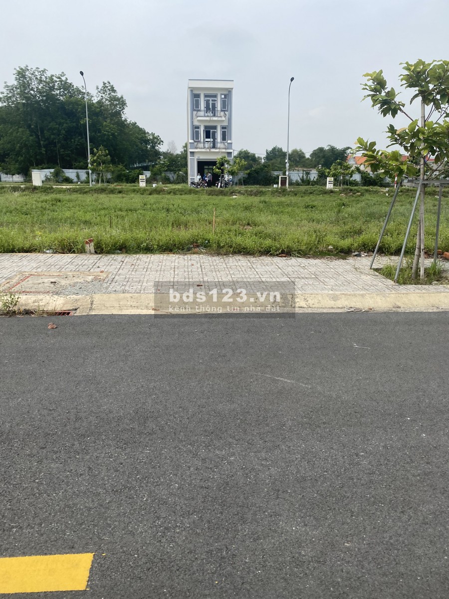 Cần bán lô đất Mặt Tiền DT742 pháp lý đầy đủ giá rẻ, sổ sẵn chính chủ