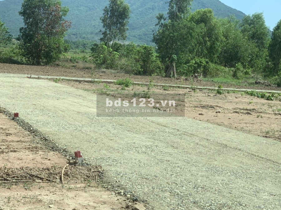 Bán gấp lô 160m2 tc 100m, đã bao tường xung quanh, 2 mặt tiền đường bê tông. SHR bao sang tên trong 1 tuần