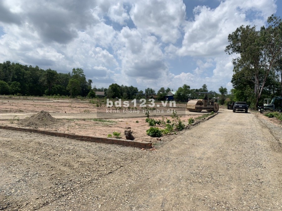 Bán gấp lô 160m2 tc 100m, đã bao tường xung quanh, 2 mặt tiền đường bê tông. SHR bao sang tên trong 1 tuần