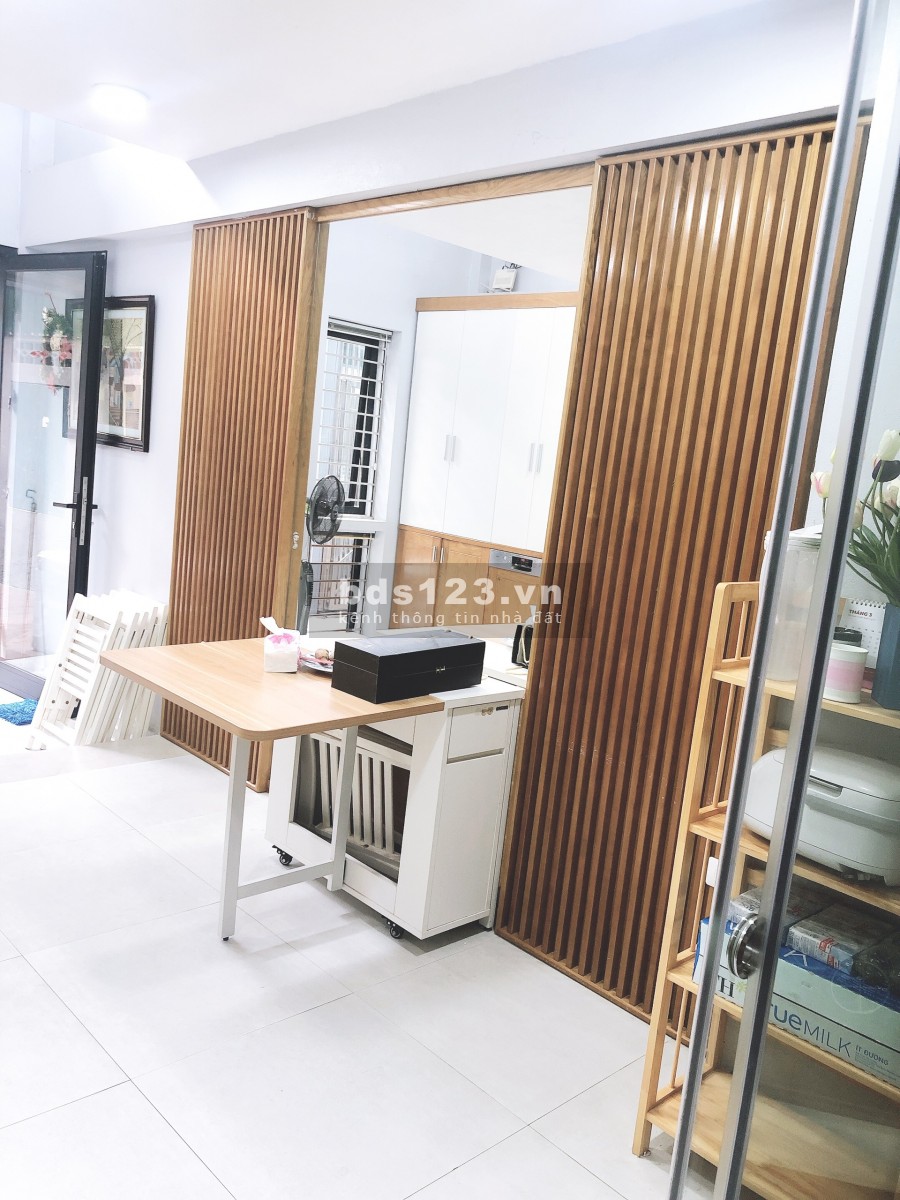 Chuyển trường cho con, bán nhà Thanh Lân, Hoàng Mai, gần ô tô, tặng nội thất 5*, 33m2x4,5T, 2,75 tỷ