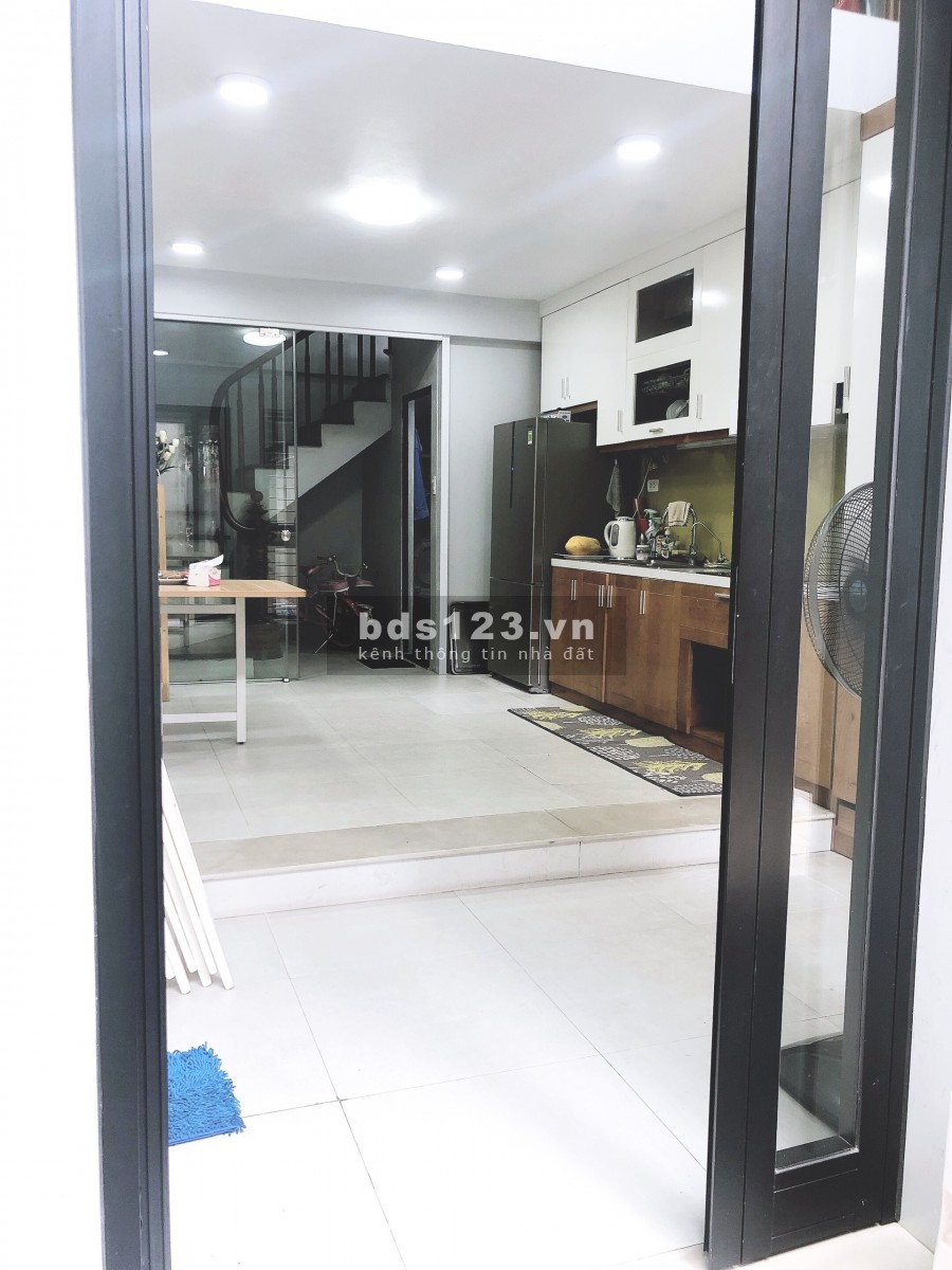 Chuyển trường cho con, bán nhà Thanh Lân, Hoàng Mai, gần ô tô, tặng nội thất 5*, 33m2x4,5T, 2,75 tỷ