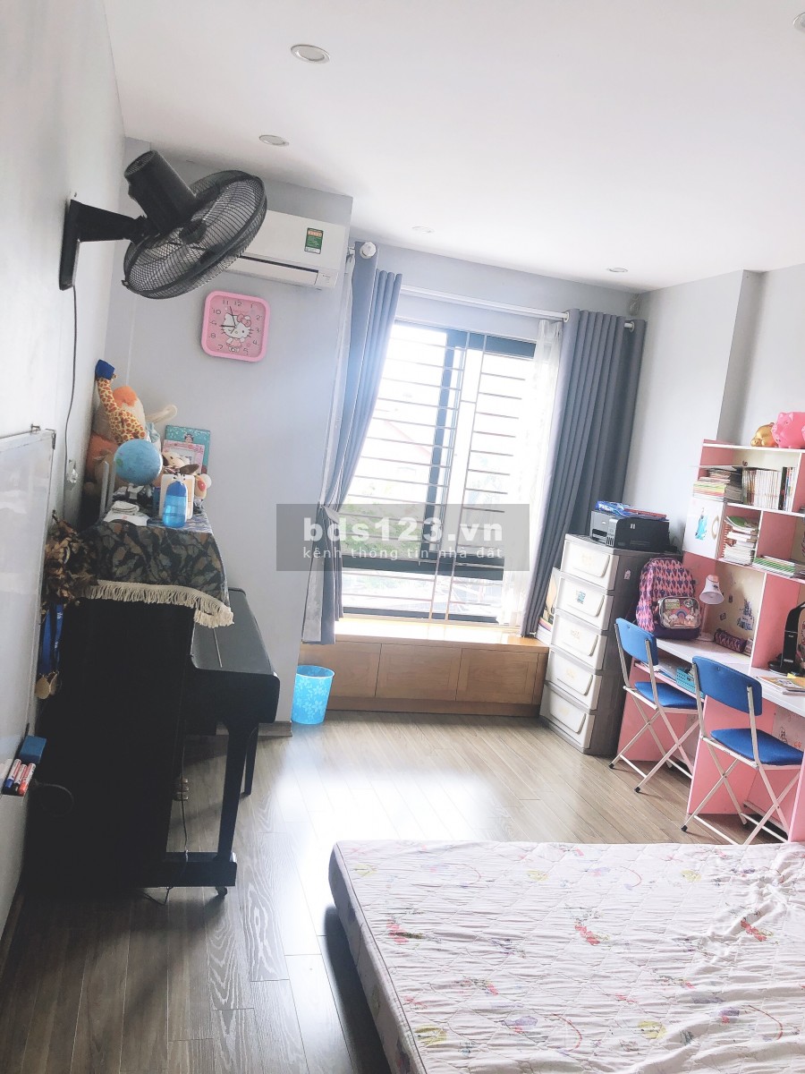 Chuyển trường cho con, bán nhà Thanh Lân, Hoàng Mai, gần ô tô, tặng nội thất 5*, 33m2x4,5T, 2,75 tỷ