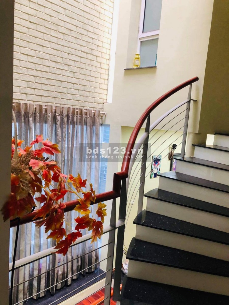 Lô góc 3 mặt thoáng ngõ to 158 Nguyễn Khánh Toàn, DT 51m2- 4 tầng - Giá chỉ 13.5 tỷ