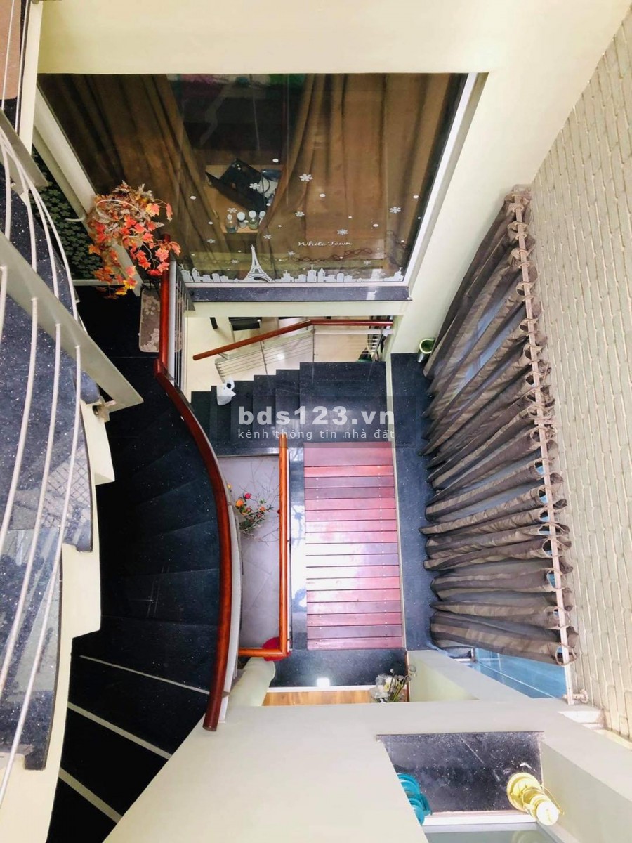 Lô góc 3 mặt thoáng ngõ to 158 Nguyễn Khánh Toàn, DT 51m2- 4 tầng - Giá chỉ 13.5 tỷ