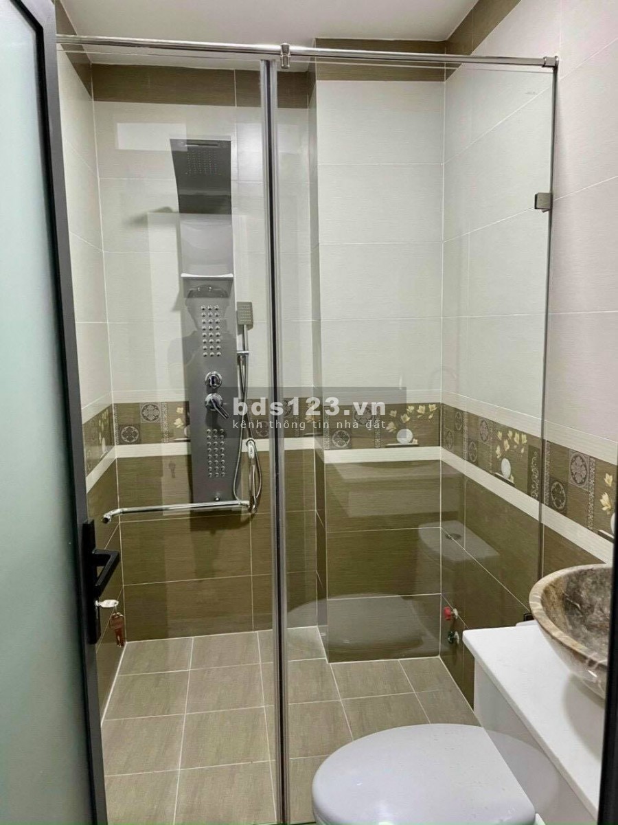 Nhà quận 12 giá rẻ, 2 lầu đúc, hẻm xe hơi giá hơn 2 tỷ, có ban công mỗi lầu