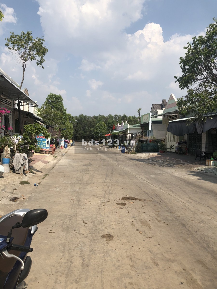 Tôi đang có 2 dãy nhà trọ dt 300m2 gđ kẹt tiền trả cho ngân hàng nên tôi cần bán lại giá tốt cho người muốn đầu tư