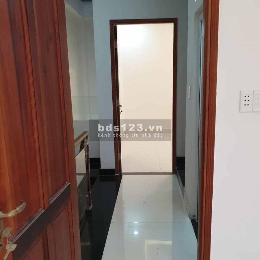 Nhà có chỗ ô tô đậu, vị trí gần ngã tư Âu Cơ - Lạc Long Quân, giá 3,6 tỷ