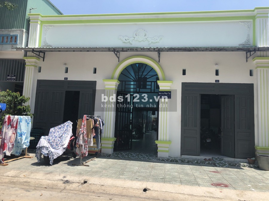 Tôi đang có 2 dãy nhà trọ dt 300m2 gđ kẹt tiền trả cho ngân hàng nên tôi cần bán lại giá tốt cho người muốn đầu tư