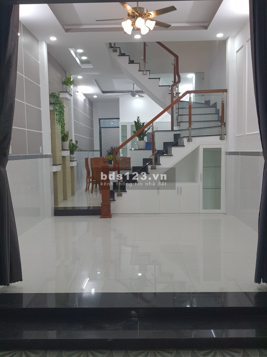 cho thuê nhà nguyên căn đường số 10 Linh XuânThủ Đức,LH 0909428959.