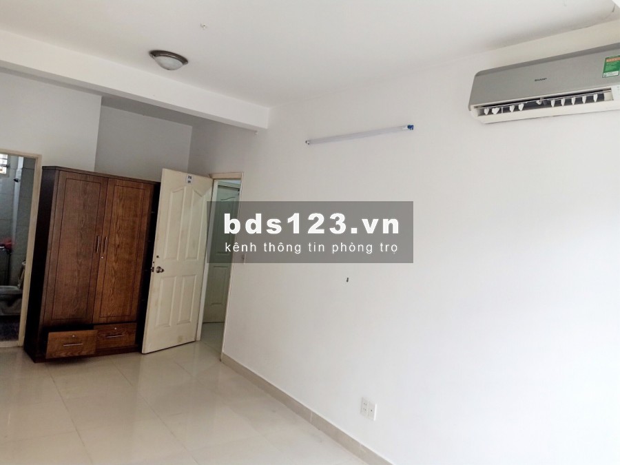 Phòng 28m2 có máy lạnh, tủ đồ, cửa sổ thông thoáng Tân Bình gần sân bay TSN