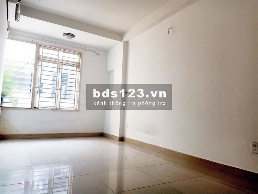 Phòng 28m2 có máy lạnh, tủ đồ, cửa sổ thông thoáng Tân Bình gần sân bay TSN