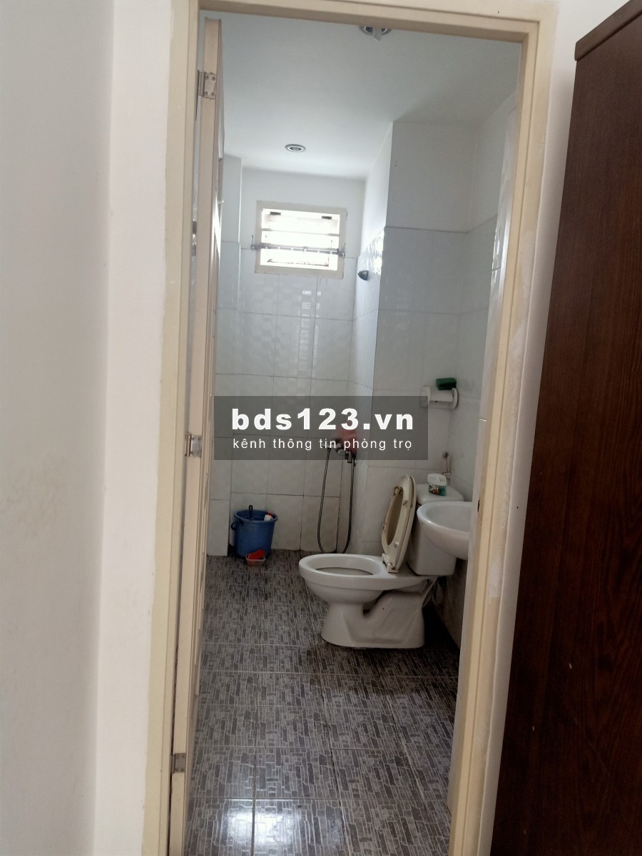 Phòng 28m2 có máy lạnh, tủ đồ, cửa sổ thông thoáng Tân Bình gần sân bay TSN