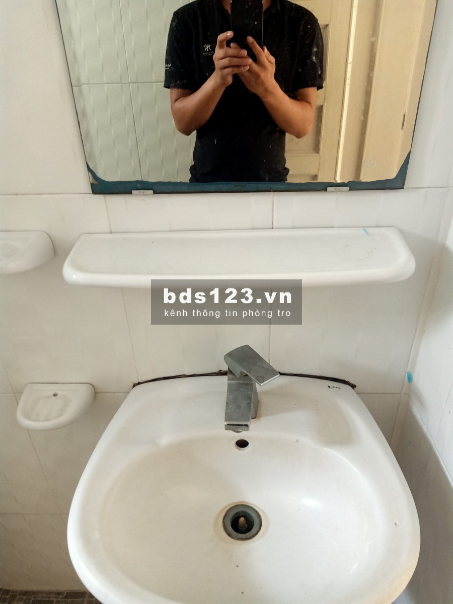 Phòng 28m2 có máy lạnh, tủ đồ, cửa sổ thông thoáng Tân Bình gần sân bay TSN