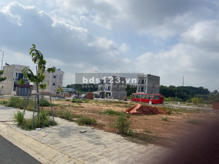 Chủ bán 1 lô thị xã Tân Uyên, mt đường DT747, dt 75m2, giá sốc