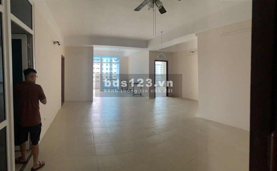 Cho thuê chung cư Báo CAND Nguyễn Xiển 3PN 134m2 đồ cơ bản 12 triệu. Lh 0377983070