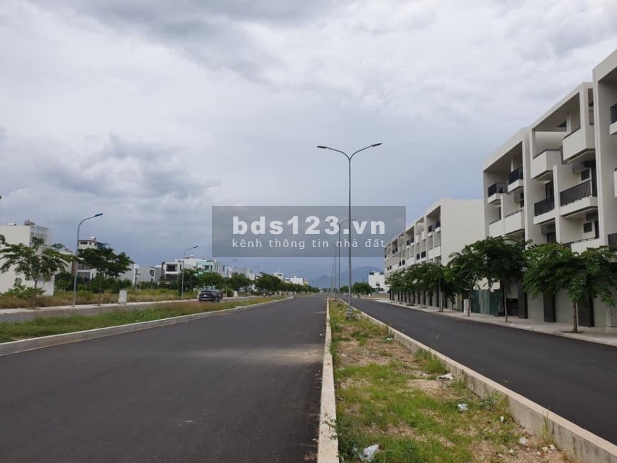 Nhà 3 tầng mặt tiền 43m VCN Phước Long 2, Nha Trang, giá 5.5 tỷ/căn