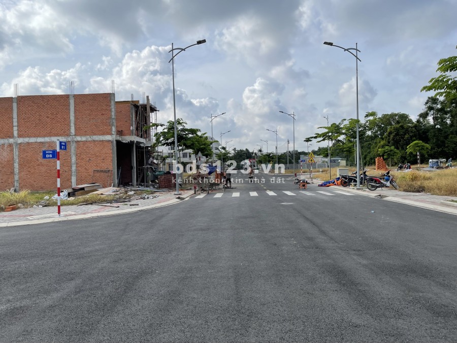 Cần bán lô góc vị trí kinh doanh cực đẹp tại Khu Nhà Ở Vietsing Phú Chánh