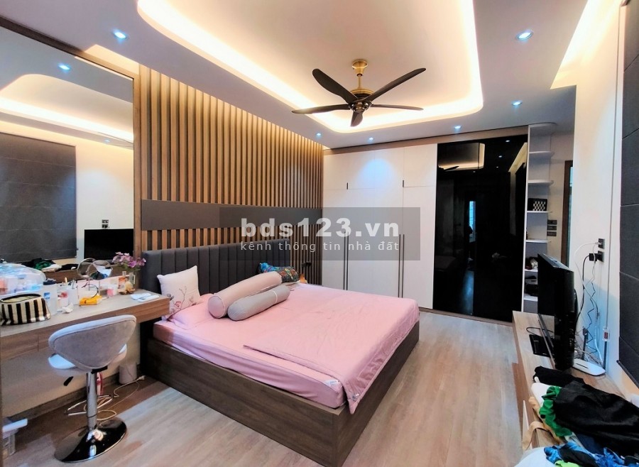 Đặng Tiến Đông-Đống Đa, view hồ Hoàng Cầu. Vỉa hè, oto, KD. 75m2 4T 18tỷ