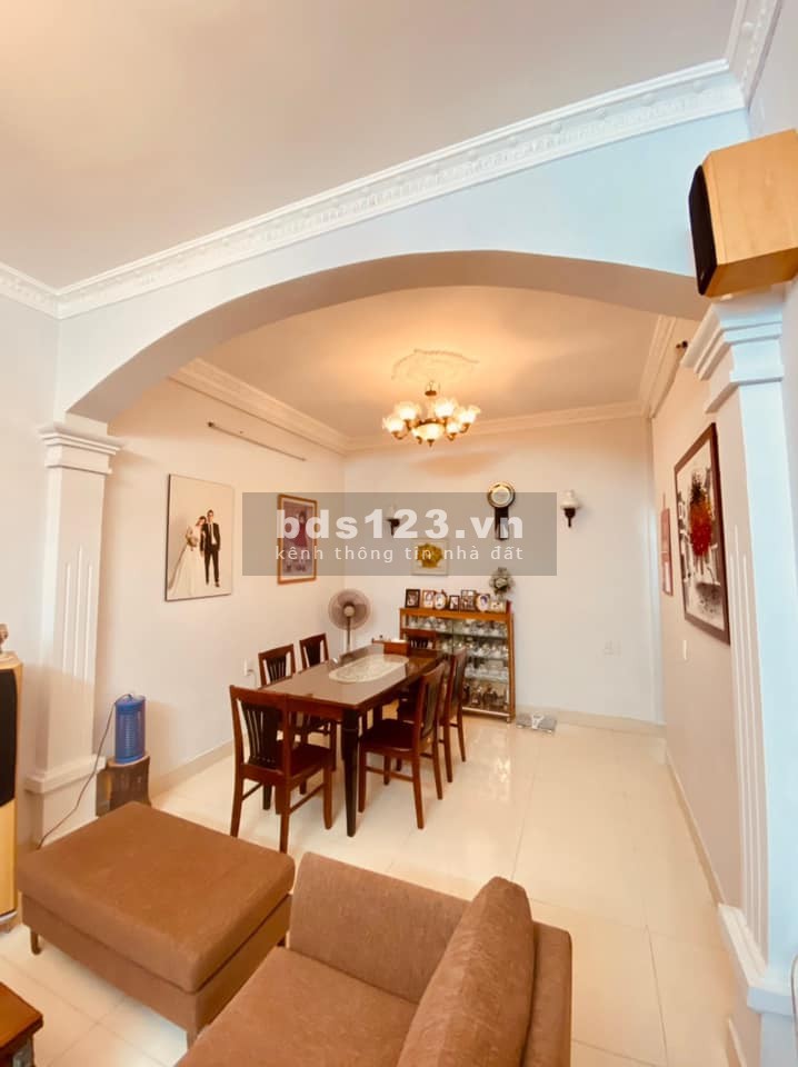Bán nhà phố Kim Ngưu, dt 51m2, 4 tầng, mt 5.6m, đẹp phân lô ô tô đỗ cửa, nhỉnh 6 tỷ, lhcc