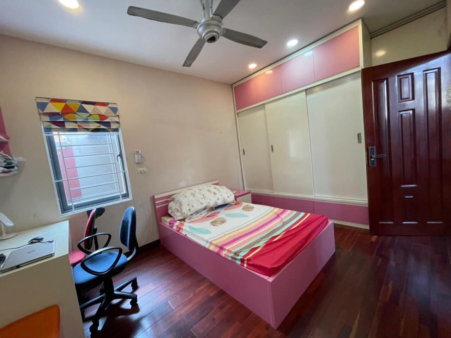Cần bán gấp nhà phố Tạ Quang Bửu, dt 355m2, 4 tầng, 3 ngủ, gần phố, giá 2.95 tỷ