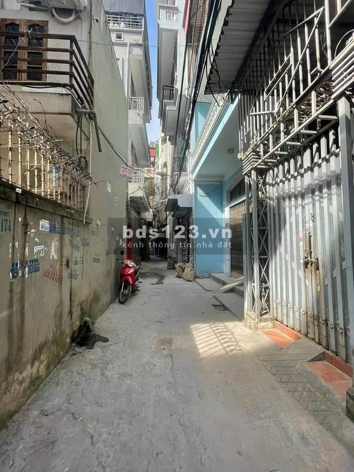 Bán nhà Cầu Giấy dt 54m2, 4 tầng, ô tô cách nhà 100m, phù hợp cho thuê giá chỉ 6 tỷ