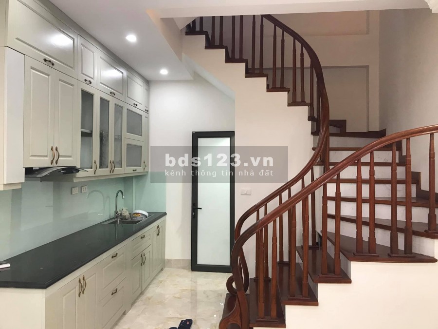 Bán nhà đất đường Kim Quan Long Biên, xây mới 5 tầng đúc kiên cố, lhcc