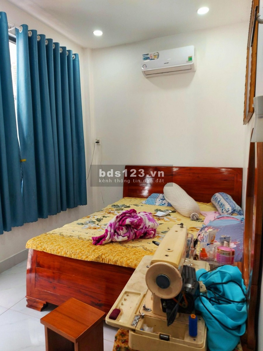 Chủ nợ cá độ mùa đá banh bán rẻ nhà Lạc Long Quân dt 45m2 chỉ 4.8 tỷ