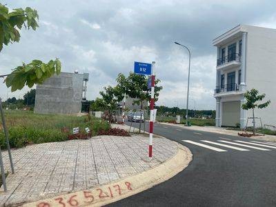 Chính chủ cần bán căn nhà mới xây tại KTĐC VSIP II, giá 2tỷ chưa thương lượng, sổ sẵn