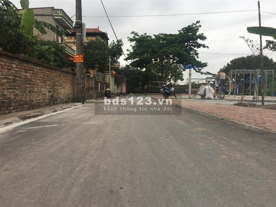 Bán đất Đông Dư dt 69m2 thôn 7 ngoài đê đường ô tô gần trục chính. 0982852808