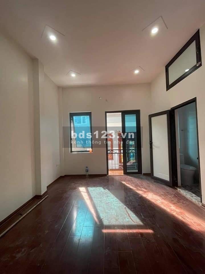 Bán nhà Cầu Giấy dt 54m2, 4 tầng, ô tô cách nhà 100m, phù hợp cho thuê giá chỉ 6 tỷ